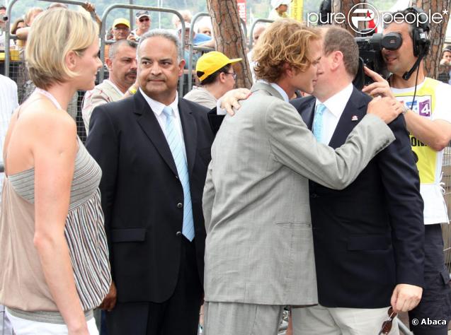 Andrea Casiraghi retrouve son oncle, le Prince Albert lors du coup d'envoi du Tour de France, à Monaco, le 4 juillet 2009