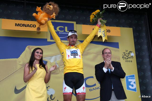 Albert de Monaco félicite Fabian Cancellara, le 4 juillet 2009, le premier jaune du Tour