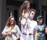 Tia Carrere en famille à Malibu, le 28 juin 2009