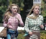 Dakota Fanning et Riley Keough sur le tournage de The Runaways à Reseda en Californie le 21 juin 2009
