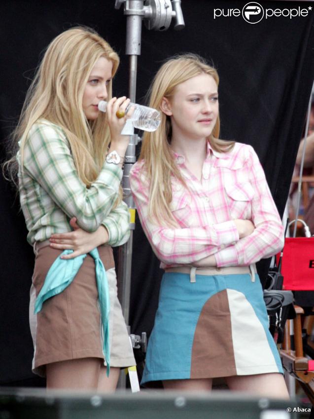 Dakota Fanning et Riley Keough sur le tournage de The Runaways à Reseda en Californie le 21 juin 2009