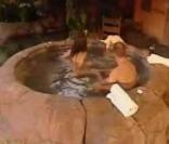 Quand François entre dans le jacuzzi attention les raz-de-marrée :  