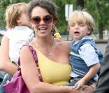 Au lendemain de son dernier concert parisien sur le Circus Tour, Britney Spears emmène ses fils Sean Preston et Jayden James visiter la Tour Eiffel