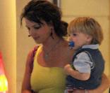 Au lendemain de son dernier concert parisien sur le Circus Tour, Britney Spears emmène ses fils Sean Preston et Jayden James visiter la Tour Eiffel