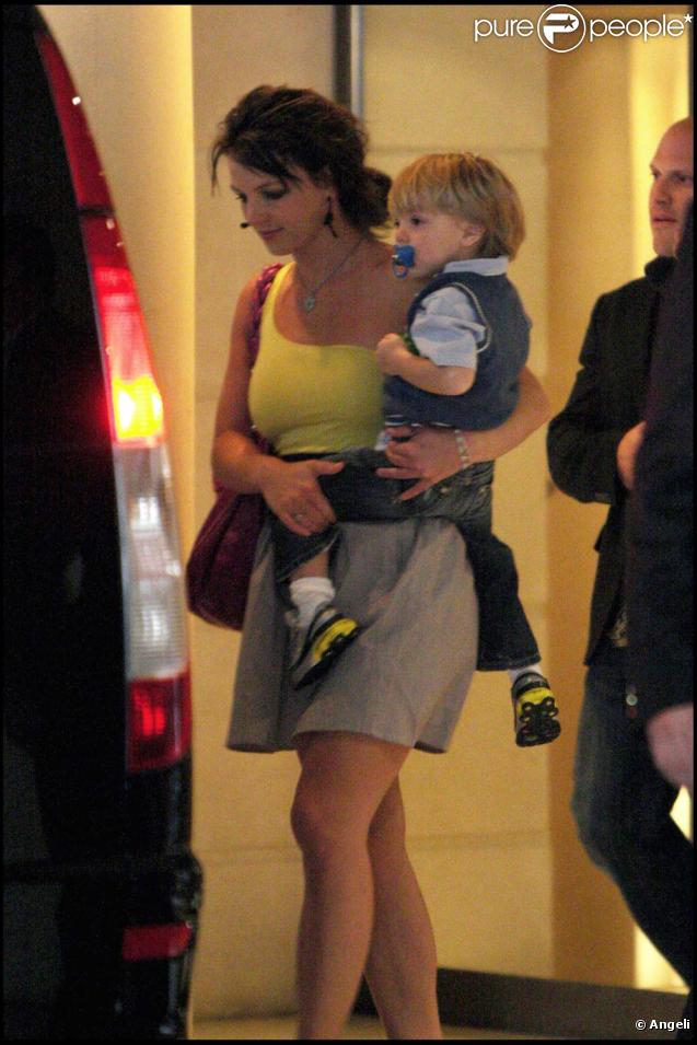 Au lendemain de son dernier concert parisien sur le Circus Tour, Britney Spears emmène ses fils Sean Preston et Jayden James visiter la Tour Eiffel