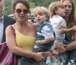 Au lendemain de son dernier concert parisien sur le Circus Tour, Britney Spears emmène ses fils Sean Preston et Jayden James visiter la Tour Eiffel