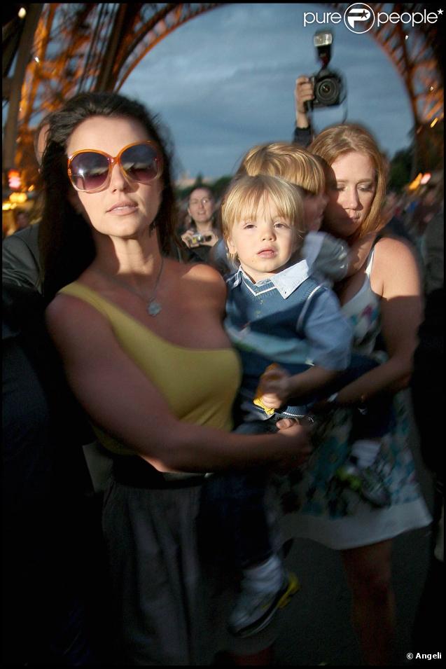 Au lendemain de son dernier concert parisien sur le Circus Tour, Britney Spears emmène ses fils Sean Preston et Jayden James visiter la Tour Eiffel