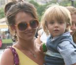 Au lendemain de son dernier concert parisien sur le Circus Tour, Britney Spears emmène ses fils Sean Preston et Jayden James visiter la Tour Eiffel