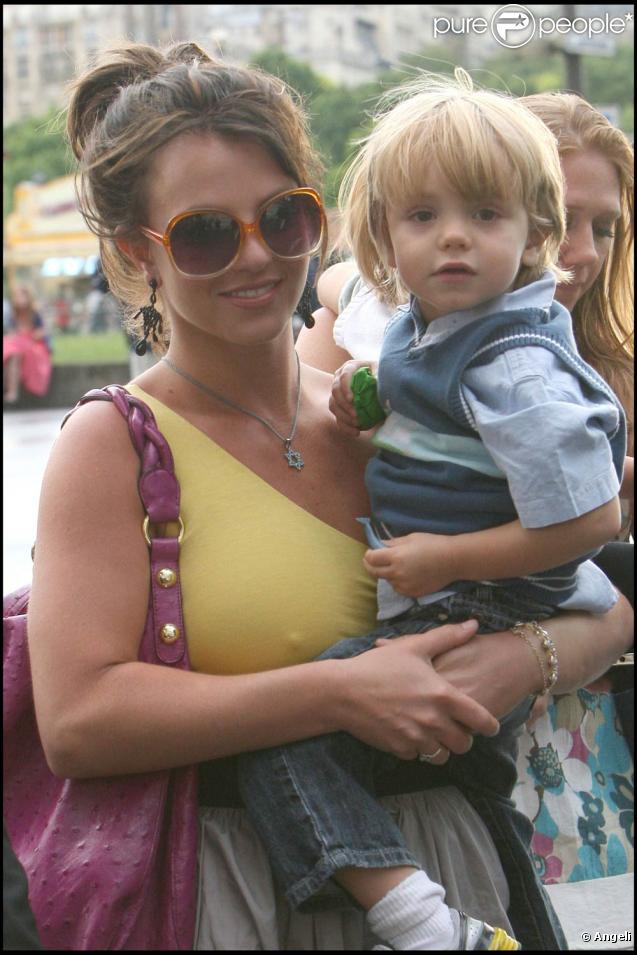 Au lendemain de son dernier concert parisien sur le Circus Tour, Britney Spears emmène ses fils Sean Preston et Jayden James visiter la Tour Eiffel