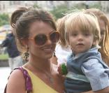 Au lendemain de son dernier concert parisien sur le Circus Tour, Britney Spears emmène ses fils Sean Preston et Jayden James visiter la Tour Eiffel
