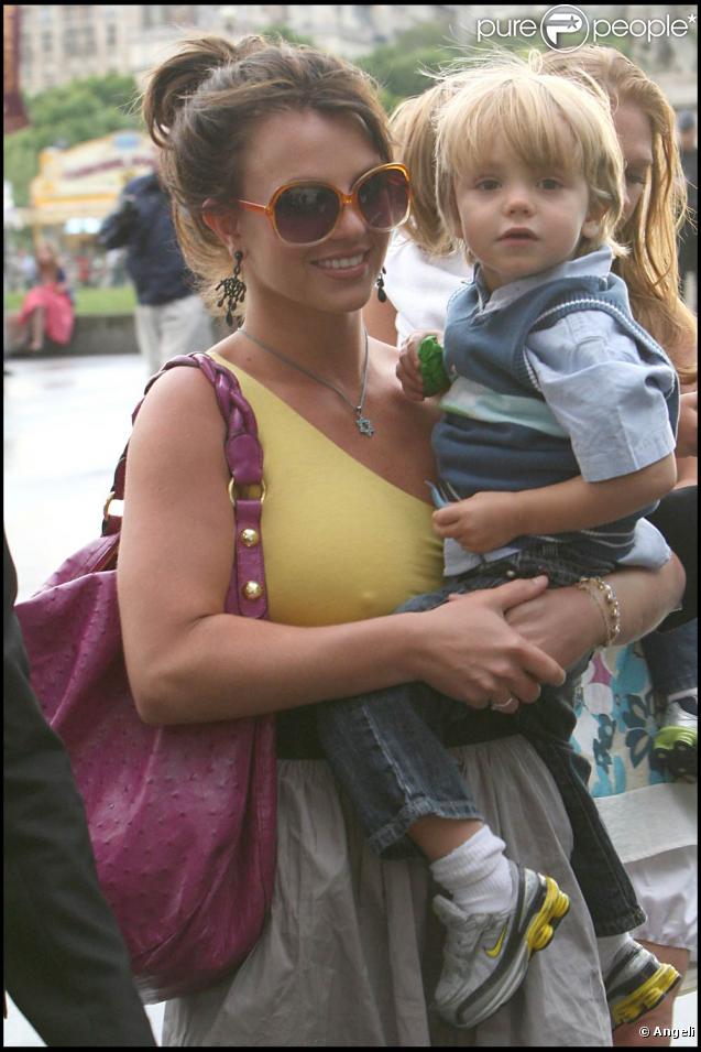 Au lendemain de son dernier concert parisien sur le Circus Tour, Britney Spears emmène ses fils Sean Preston et Jayden James visiter la Tour Eiffel