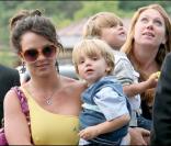 Au lendemain de son dernier concert parisien sur le Circus Tour, Britney Spears emmène ses fils Sean Preston et Jayden James visiter la Tour Eiffel