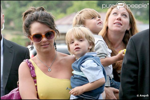 Au lendemain de son dernier concert parisien sur le Circus Tour, Britney Spears emmène ses fils Sean Preston et Jayden James visiter la Tour Eiffel