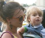 Au lendemain de son dernier concert parisien sur le Circus Tour, Britney Spears emmène ses fils Sean Preston et Jayden James visiter la Tour Eiffel