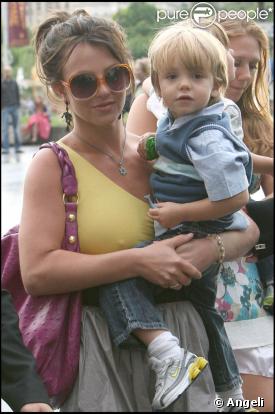 Au lendemain de son dernier concert parisien sur le Circus Tour, Britney Spears emmène ses fils Sean Preston et Jayden James visiter la Tour Eiffel