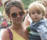 Au lendemain de son dernier concert parisien sur le Circus Tour, Britney Spears emmène ses fils Sean Preston et Jayden James visiter la Tour Eiffel
