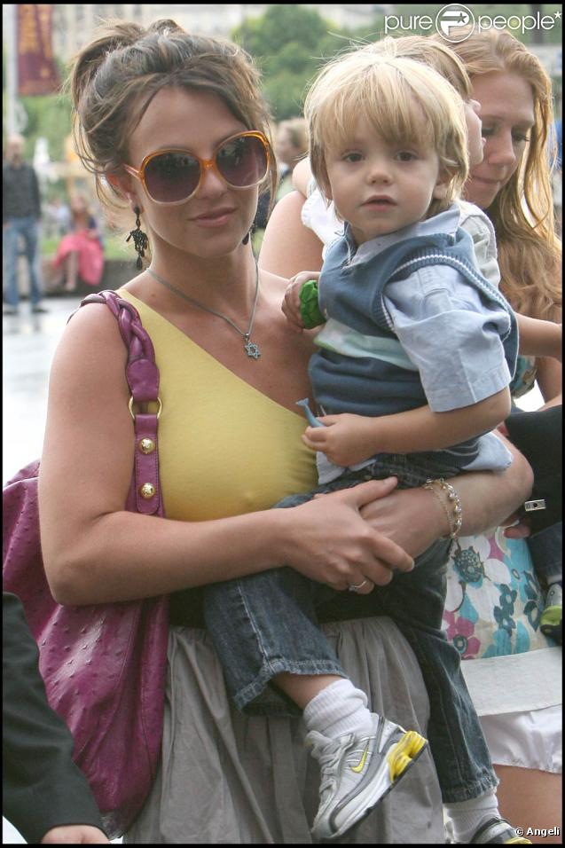 Au lendemain de son dernier concert parisien sur le Circus Tour, Britney Spears emmène ses fils Sean Preston et Jayden James visiter la Tour Eiffel