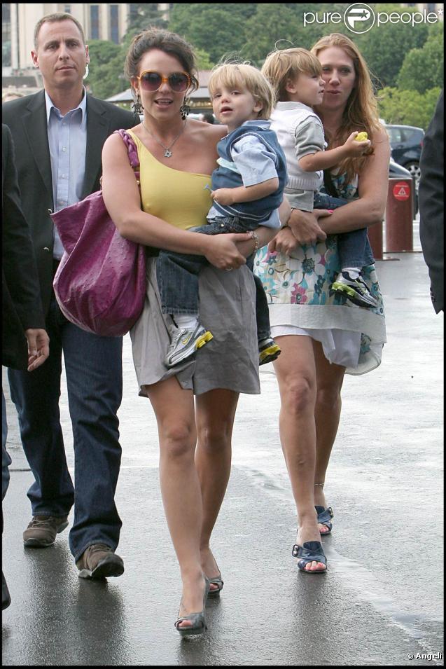 Au lendemain de son dernier concert parisien sur le Circus Tour, Britney Spears emmène ses fils Sean Preston et Jayden James visiter la Tour Eiffel
