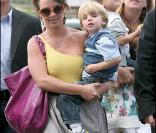 Au lendemain de son dernier concert parisien sur le Circus Tour, Britney Spears emmène ses fils Sean Preston et Jayden James visiter la Tour Eiffel
