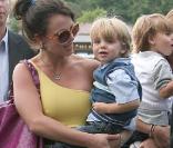 Au lendemain de son dernier concert parisien sur le Circus Tour, Britney Spears emmène ses fils Sean Preston et Jayden James visiter la Tour Eiffel