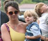 Au lendemain de son dernier concert parisien sur le Circus Tour, Britney Spears emmène ses fils Sean Preston et Jayden James visiter la Tour Eiffel