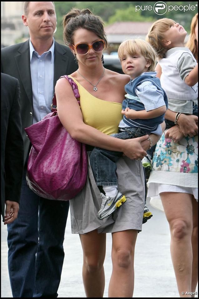 Au lendemain de son dernier concert parisien sur le Circus Tour, Britney Spears emmène ses fils Sean Preston et Jayden James visiter la Tour Eiffel