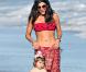 La très jolie Ali Landry, passe une journée idyllique sous le soleil californien avec sa fille Estela Ines, à Malibu, en Californie, le 11 juillet 2009 !