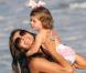 La très jolie Ali Landry, passe une journée idyllique sous le soleil californien avec sa fille Estela Ines, à Malibu, en Californie, le 11 juillet 2009 !