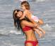 La très jolie Ali Landry, passe une journée idyllique sous le soleil californien avec sa fille Estela Ines, à Malibu, en Californie, le 11 juillet 2009 !