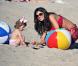 La très jolie Ali Landry, passe une journée idyllique sous le soleil californien avec sa fille Estela Ines, à Malibu, en Californie, le 11 juillet 2009 !