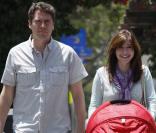 Alyson Hannigan et son mari Alexis Denisof promènent leur bébé dans les rues de Beverly Hills