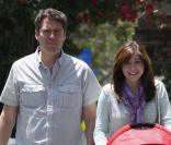 Alyson Hannigan et son mari Alexis Denisof promènent leur bébé dans les rues de Beverly Hills