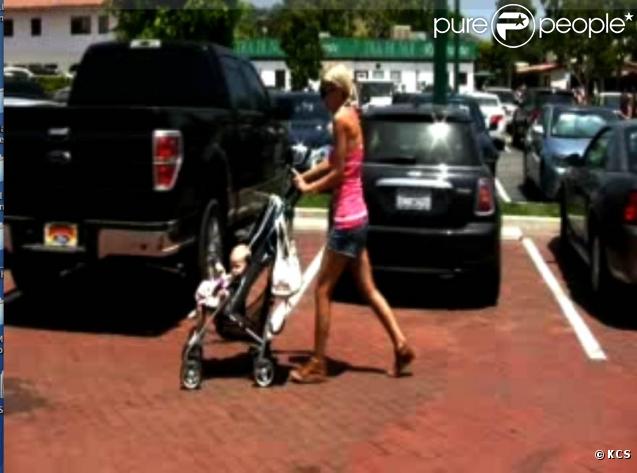 Tori Spelling et Stella font du shopping.