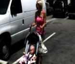 Tori Spelling et Stella font du shopping.