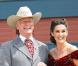 Larry Hagman de Dallas remonte dans le temps pour jouer au shériff... avec un rire un peu forcé !