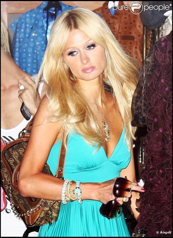Paris Hilton en plein rituel shopping à Los Angeles