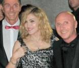 Madonna entourée de Dolce & Gabbana et de Jesuz Luz hier soir à Milan 
