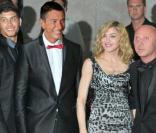 Madonna entourée de Dolce & Gabbana et de Jesuz Luz hier soir à Milan 