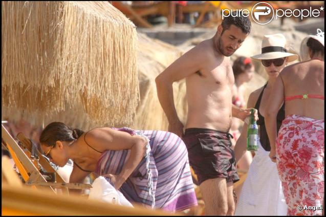 La star hollywoodienne Rosario Dawson et son amoureux, le DJ français Mathieu Schreyer, se la coulent douce lors du 7e Festival Global d'Ischia, en Italie, le 15 juillet 2009 !