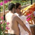 La belle Rosario Dawson et son french lover... câlins sur la plage sous le soleil italien !