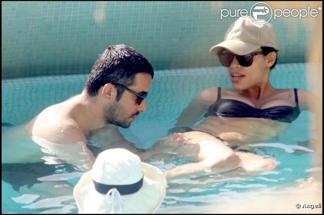 La star hollywoodienne Rosario Dawson et son amoureux, le DJ français Mathieu Schreyer, se la coulent douce lors du 7e Festival Global d'Ischia, en Italie, le 15 juillet 2009 !