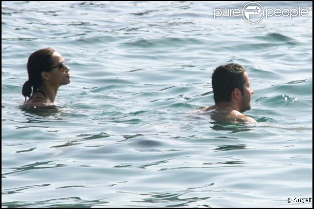 La star hollywoodienne Rosario Dawson et son amoureux, le DJ français Mathieu Schreyer, se la coulent douce lors du 7e Festival Global d'Ischia, en Italie, le 15 juillet 2009 !