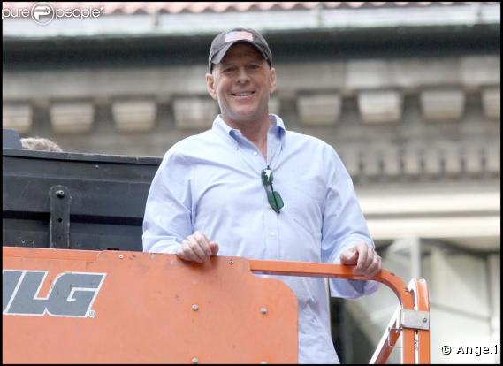 Bruce Willis assistant au concert de Paul McCartney sur les toits du Ed Sullivan Theater à New York retransmis lors du David Letterman Show le 15 juillet 2009