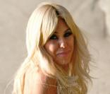 Shauna Sand, blonde et surfaite, pourtant on reconnait encore bien la jeune fille qu'elle a été.