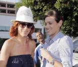 Kate Walsh déjeune en terrasse avec une amie, à Beverly Hills.