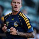 David Beckham hué par ses "fans" devant Victoria et Tom Cruise... lors du choc contre le Milan A.C. !