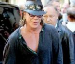 Mickey Rourke se la coule douce après les festivités du 14 juillet, notamment avec sa nouvelle petite amie lors d'un déjeuner à L'Avenue, à Paris !
