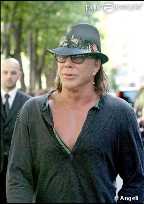Mickey Rourke se la coule douce après les festivités du 14 juillet, notamment avec sa nouvelle petite amie lors d'un déjeuner à L'Avenue, à Paris !