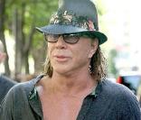 Mickey Rourke se la coule douce après les festivités du 14 juillet, notamment avec sa nouvelle petite amie lors d'un déjeuner à L'Avenue, à Paris !