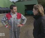 Après les vaches, Stéphane fait la poule pour distraire Laurence. Bientôt, il lui mettra un rateau. Pas facile, la vie à la ferme !  